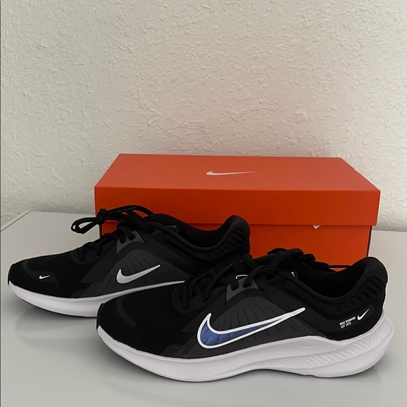 Nike Black and White Running Shoes - Picture 2 of 3